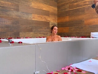 Sexy Buxom Plump-assed MILF Tempted Her Photographer To Fuck Her After a Hot Photoshoot In a Bathtub