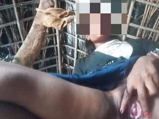 Indian masturbate in oman by finger the pussy