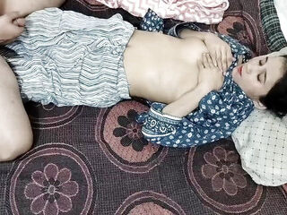 Soyi hui sister in law ka big boobs daba daba kar pela