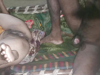 Ek garib ka desi bhabhi paisa ke liye gand chodai first time sex indian