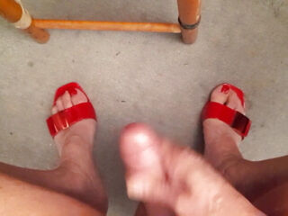 Marzia pops in crimson in crimson high-heeled slippers and crimson Toenails