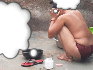 The elder sister-in-law's elder sister is home in the village, she is taking a bath in the bathroom, opening the red color underwear, the sister