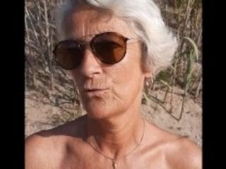 'Je me masturbe à la plage toute seule avec mes piercings à la chatte !'