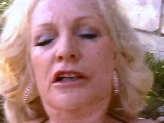 Oma Elisabeth hat Outdoor-Sex in Sdfrankreich