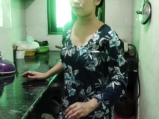 Aunty ko saman dene ke bahane kichen me jakar pela