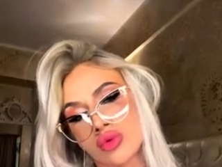 Big boob brunette masturbates on webcam