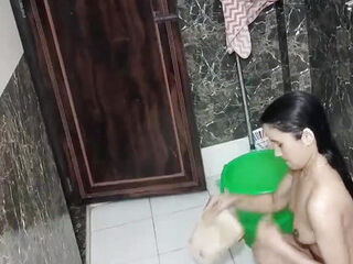Step daughter ko bathroom me pakad ke chod diya