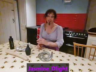 Jasmine Dlight - How to Keep a Mistress Happy with a Clean Session - Douching Guide