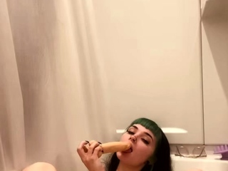 Webcam fun mature brunette with toys cum on cam
