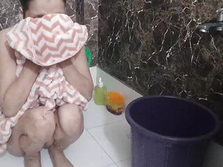 Step sister ko bathroom me pakad ke chod diya